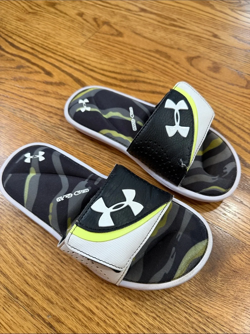 Boy’s Under Armour Flip Flops. Size 3Y. Excellent Condition.